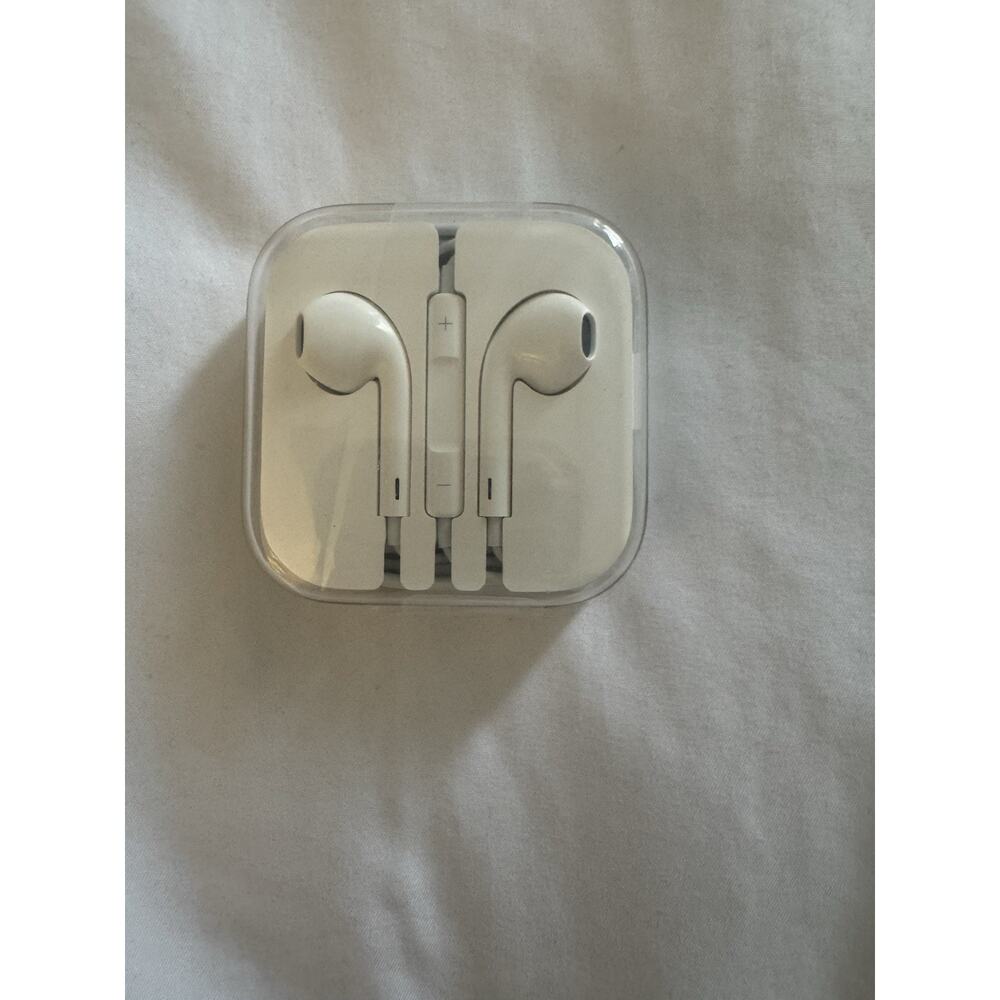 New Apple Earpods White Wired 3.5 mm headphone plug
